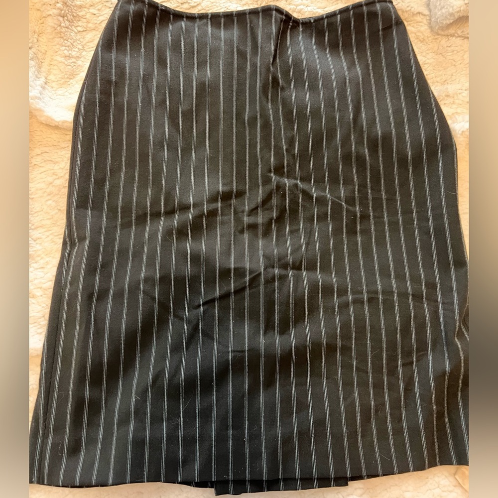 Women’s dress skirt, size 2.  Body by Victoria. Perfect!!